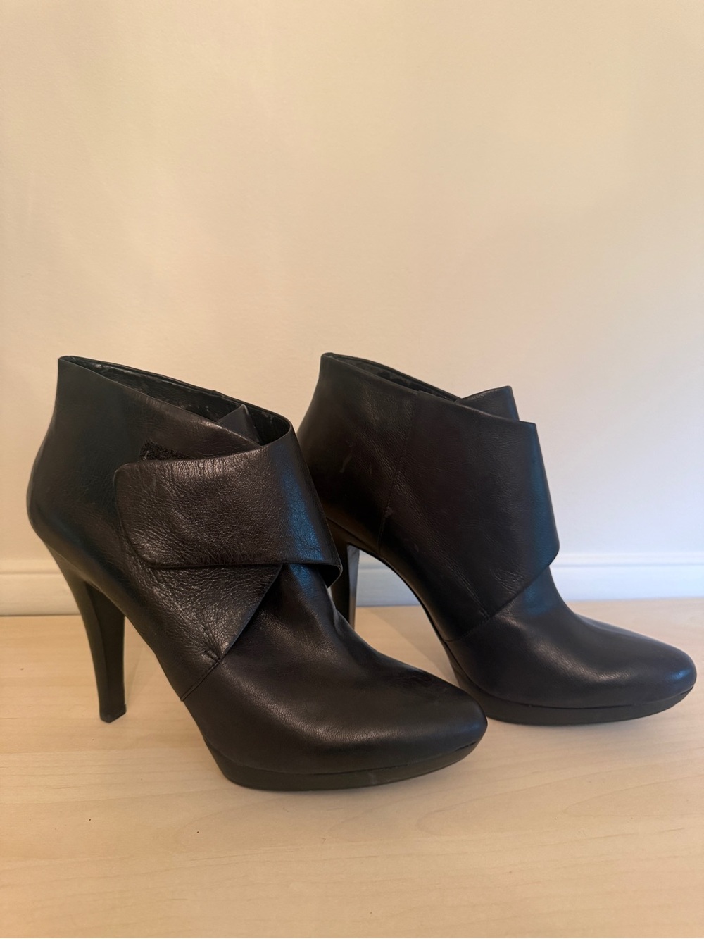 Nine West Women's Black Leather Ankle Booties - Classic High Heel size 10